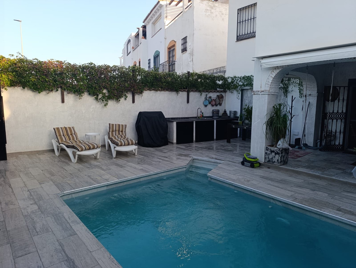 560bb541c9a1014a2a0a78b7a957281c - 18