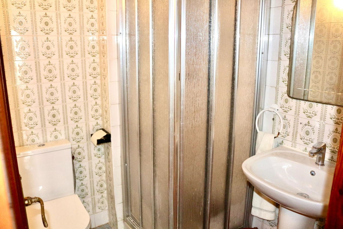 65cf20f70174a70449b90424cdf4c923 - 12