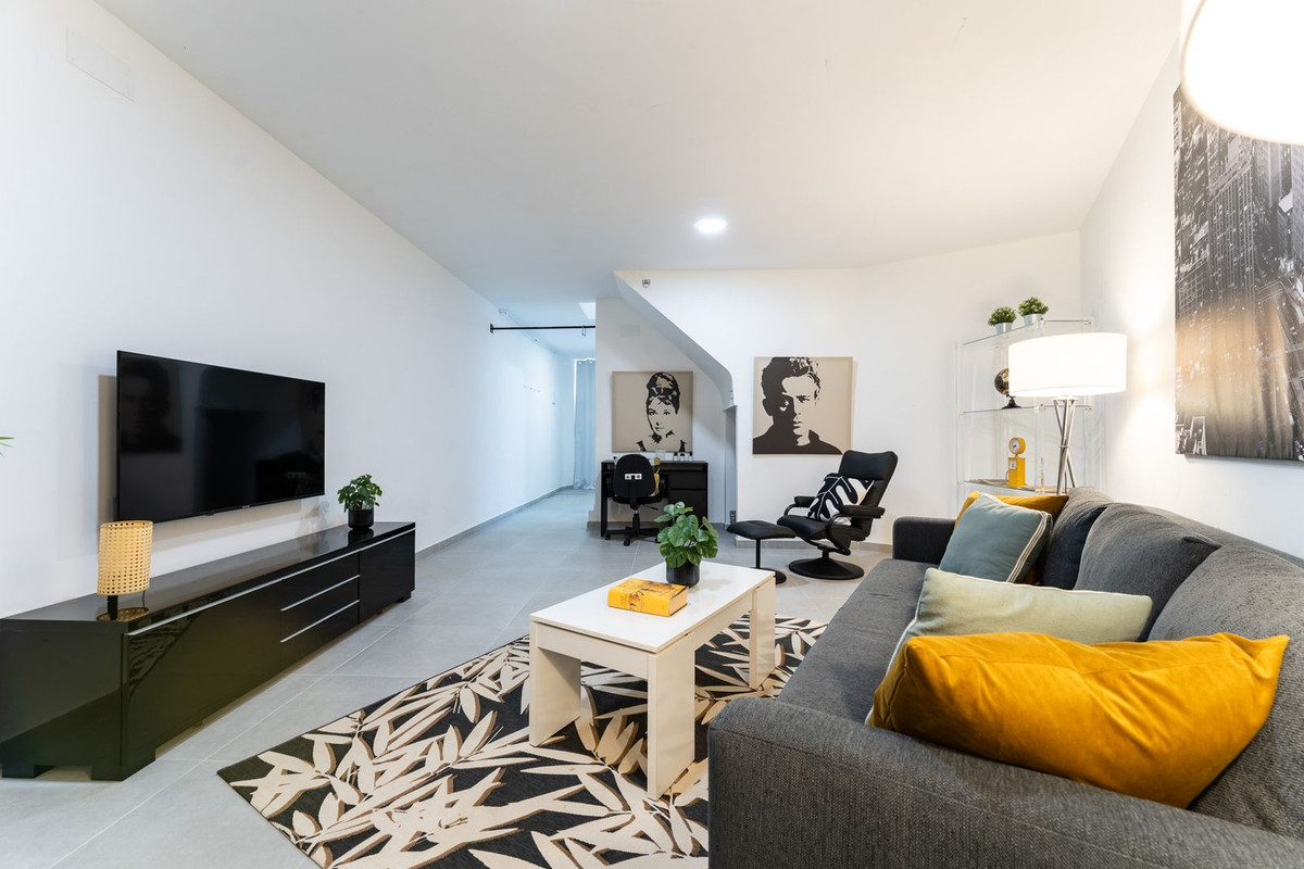 722d1f01c46e4f8381a65661943c3b8b - 32