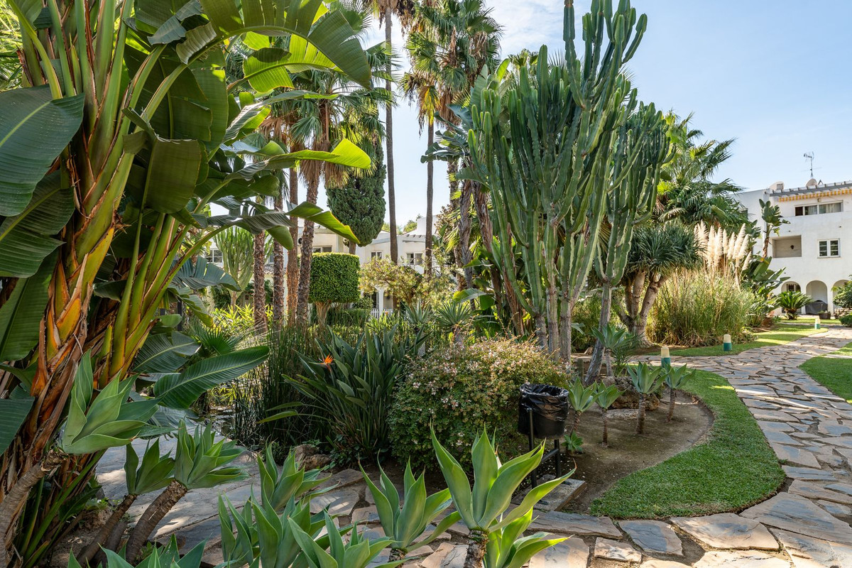 722d1f01c46e4f8381a65661943c3b8b - 44