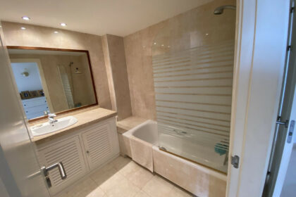 7e1806058b823462b39a961f1f83b2bc - 20