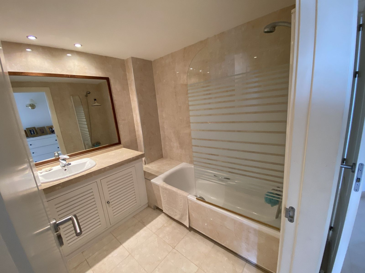 7e1806058b823462b39a961f1f83b2bc - 20