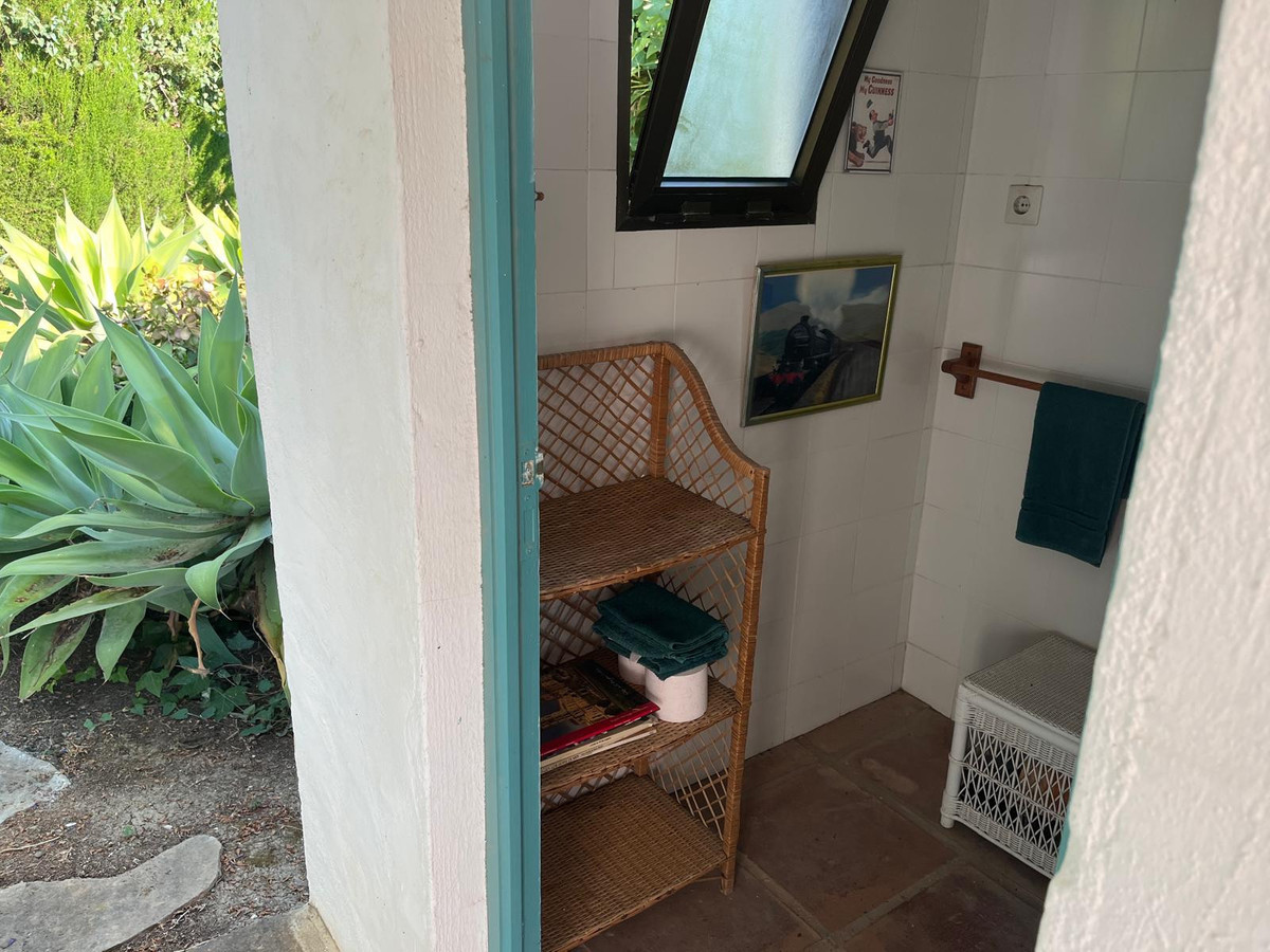 84b642102d9698fba4108bfd972cea6a - 22