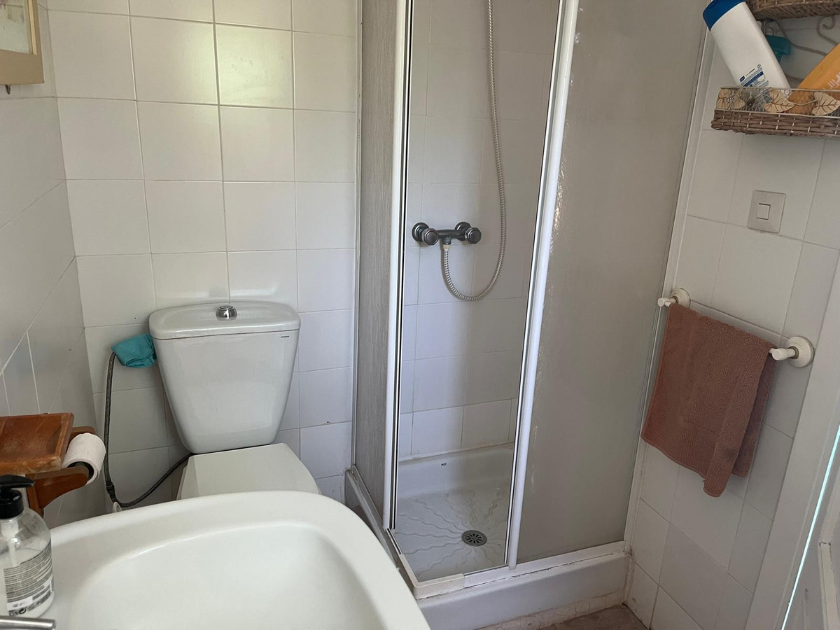 84b642102d9698fba4108bfd972cea6a - 23