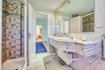 93b70209152d4a8ac942ccafcb4d4623 - 19