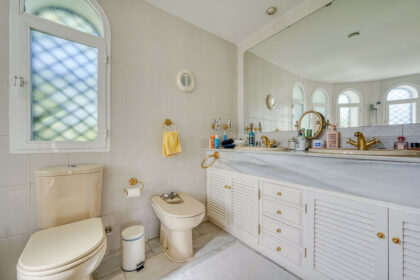 93b70209152d4a8ac942ccafcb4d4623 - 24