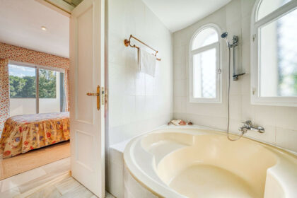 93b70209152d4a8ac942ccafcb4d4623 - 25