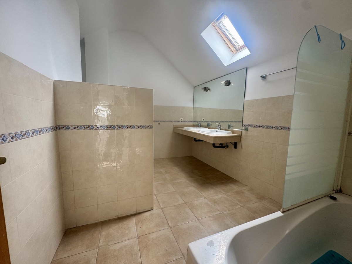 959b36ff34401b868f77ed3d13d1fd43 - 18