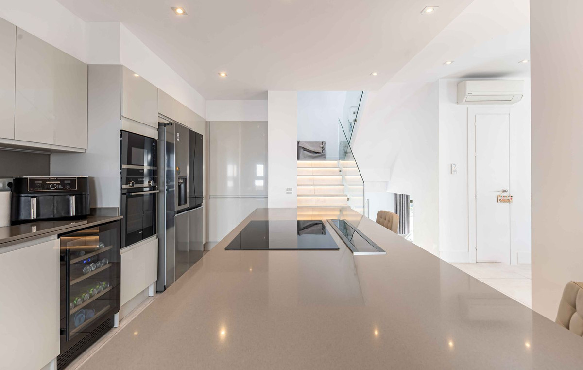 9d56d1a56d8497263d44601fb87822cb - 24