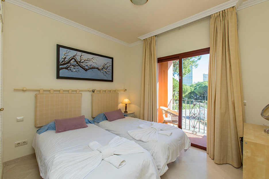 a64d5b63f2aebe2809f89308534bb90b - 16