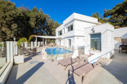 b18d243aa9758e0021236c7b02ea1015 - 1