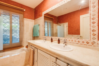 b1d0fcf1a5434b67085d908d4c894ef7 - 13