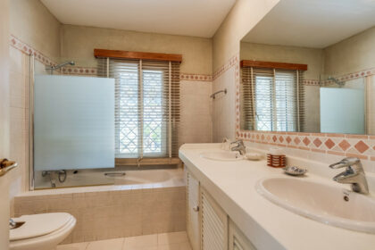 b1d0fcf1a5434b67085d908d4c894ef7 - 21