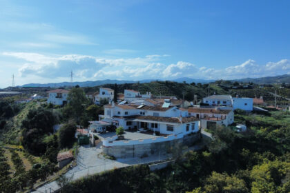 b25b49eb3df79972b71f88ac31555fcd - 1