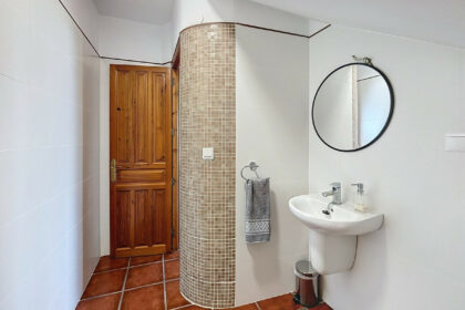 b25b49eb3df79972b71f88ac31555fcd - 18