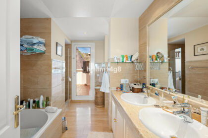 bd3156cf7e3f4ae245bcd827ebc4021f - 12