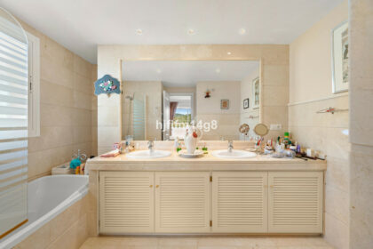 bd3156cf7e3f4ae245bcd827ebc4021f - 17