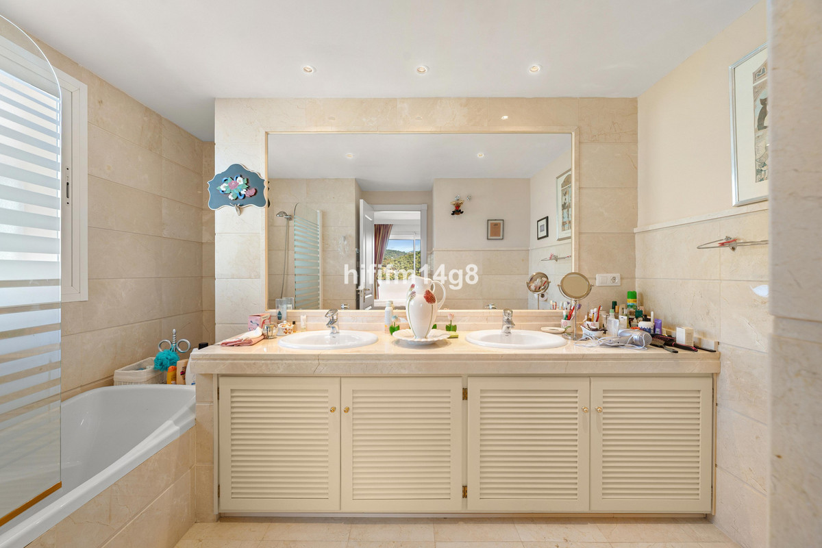 bd3156cf7e3f4ae245bcd827ebc4021f - 17