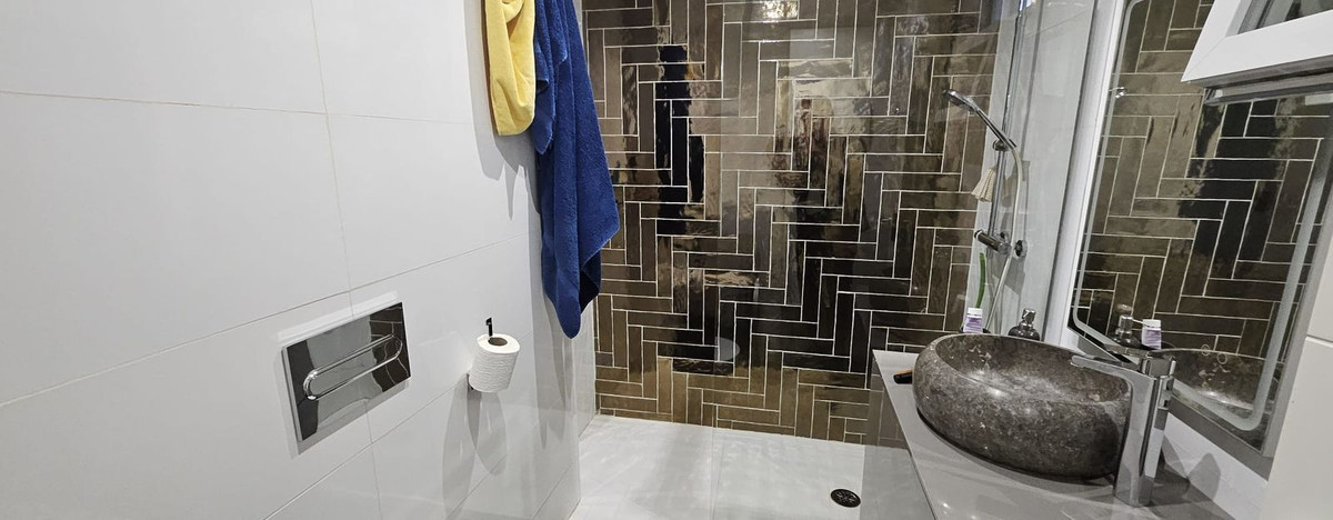 c2e527ede364da8eb79f631e9622fee1 - 24