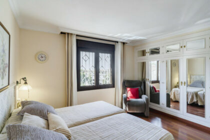 c43ffeda524deb5164fa0fcb776ce183 - 12