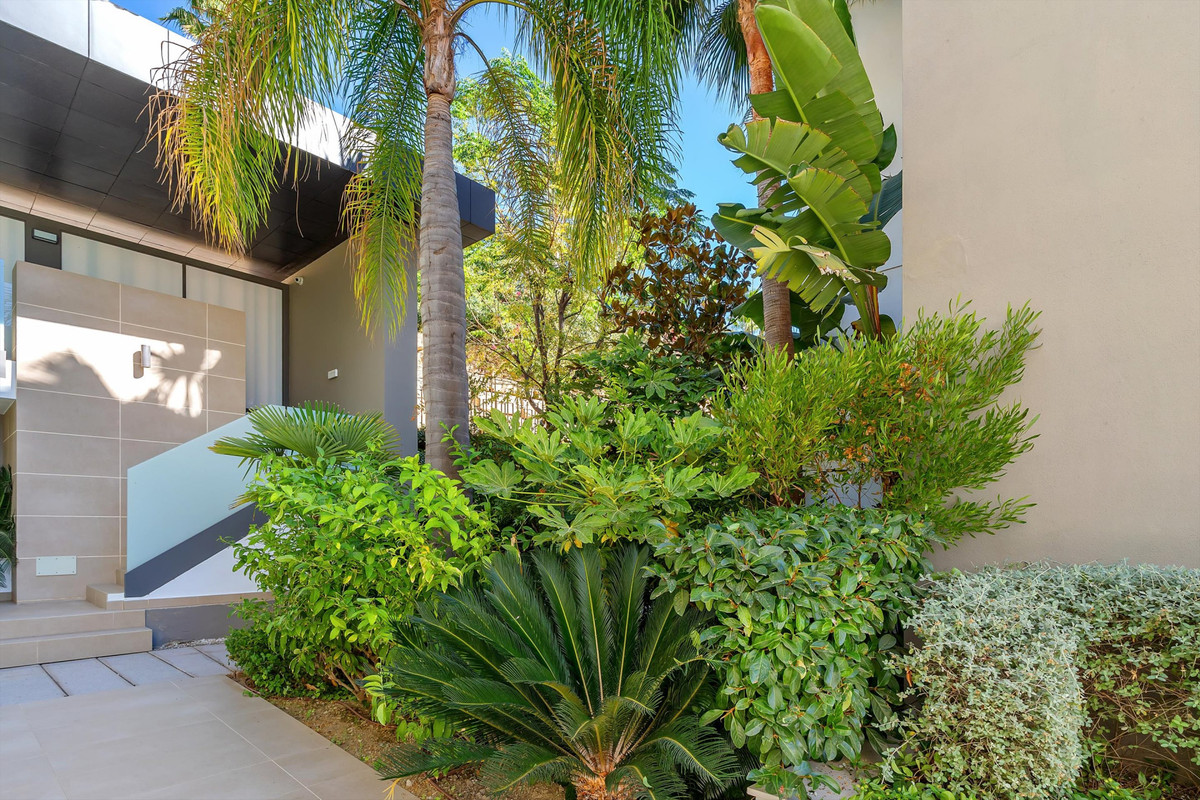 c4dddbab70c17e473c1ad19e12200b5d - 32