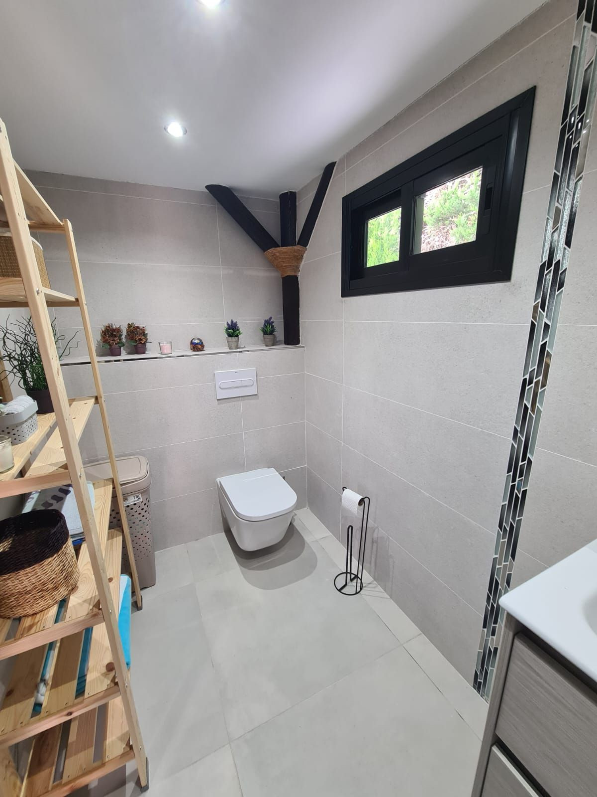 d4096f077df7b401847cc30da14a5e12 - 37