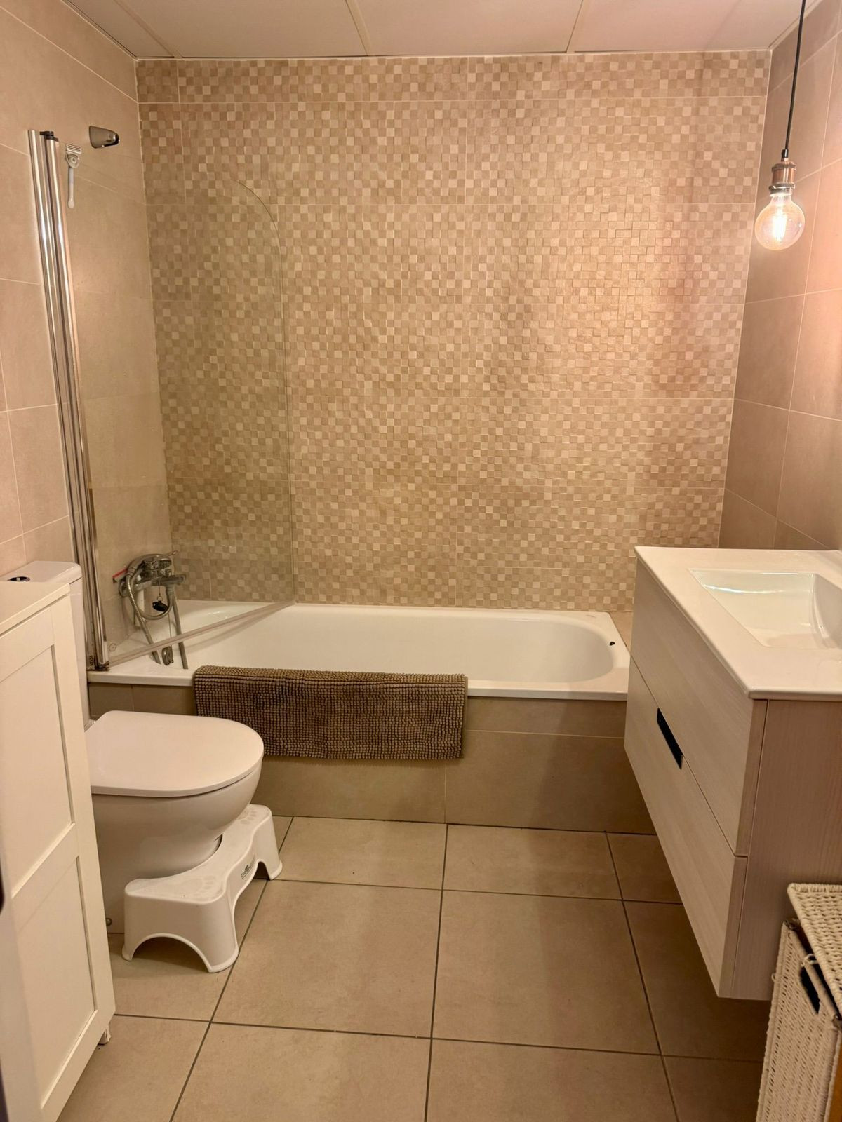 d8d118b7613ec8df09b5be7d3281b8d2 - 14