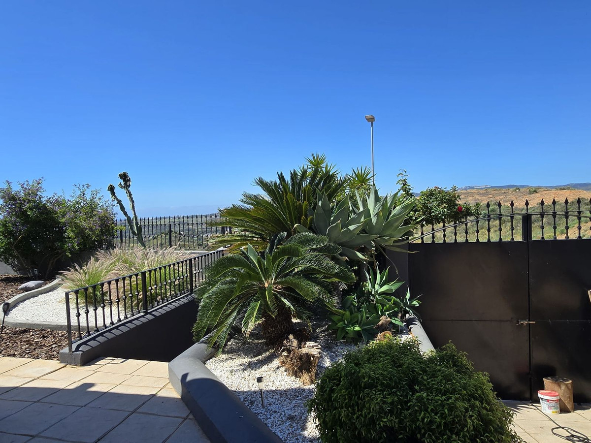 e5c9a569f1eb47ec72a71724c0b52402 - 18