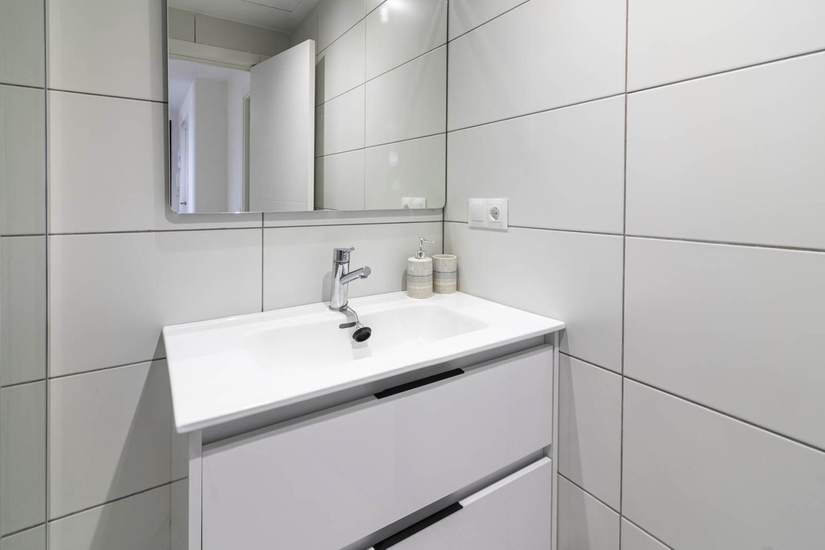 f0951fb37564f3d1cbff0bdbd526cb8f - 16