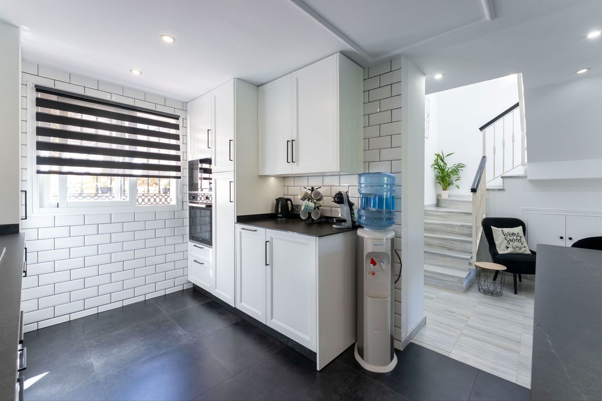 f446595bc7a8702c1565857bbe561c94 - 16