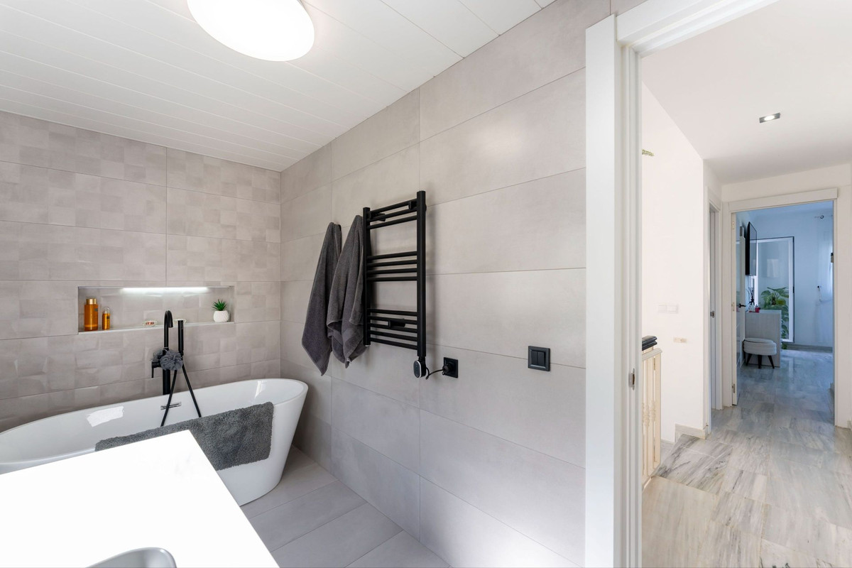 f446595bc7a8702c1565857bbe561c94 - 25