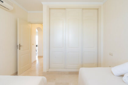 f956c5b067a28f84accc539e23ee6094 - 12