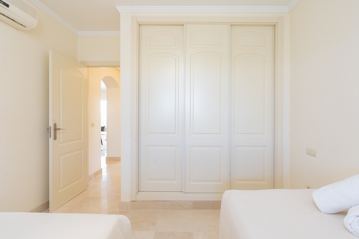 f956c5b067a28f84accc539e23ee6094 - 12