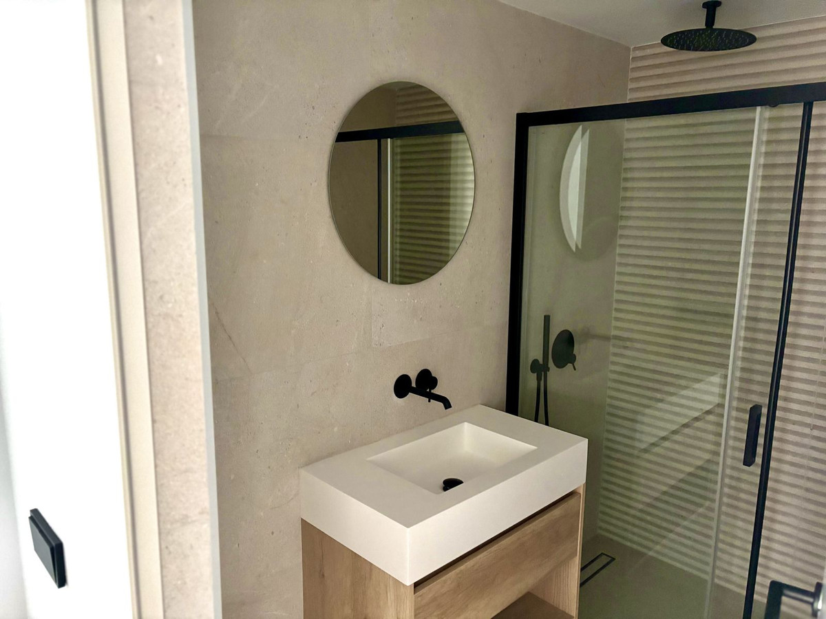 053050be8738256ef9d00e370064e256 - 15