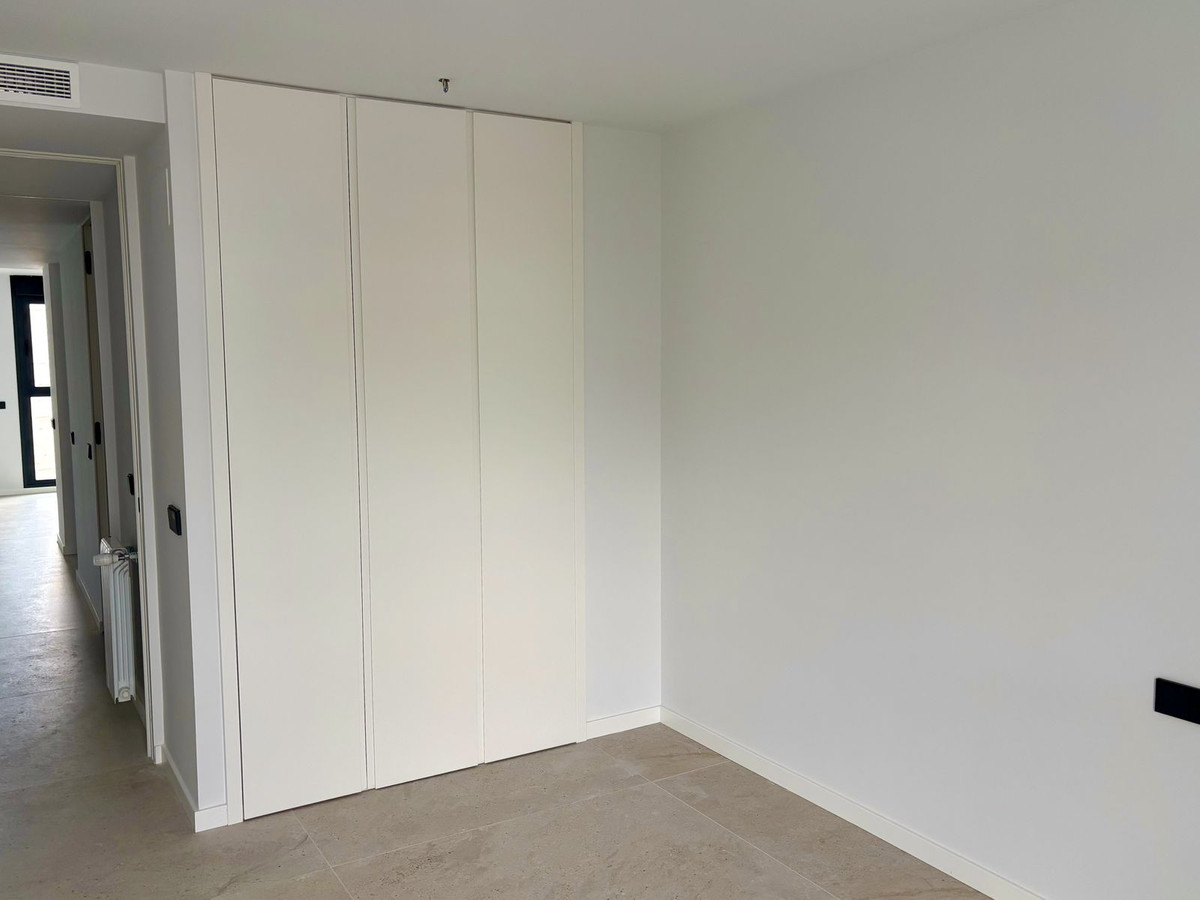 053050be8738256ef9d00e370064e256 - 20