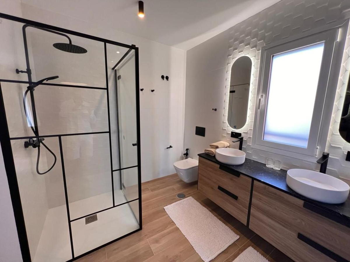 06fc92d0616bcd521bdb70af1bef491a - 12