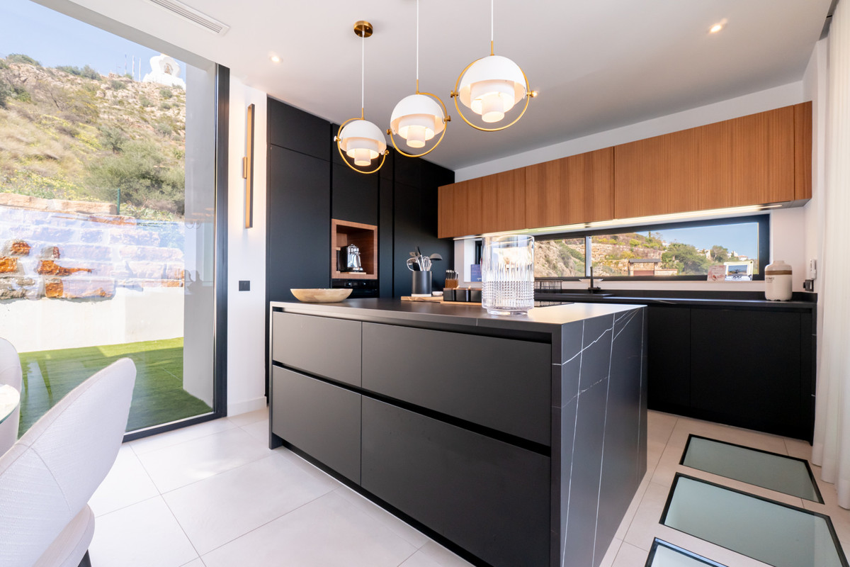 25d20fb93ca76fa527192945a76f7c41 - 10