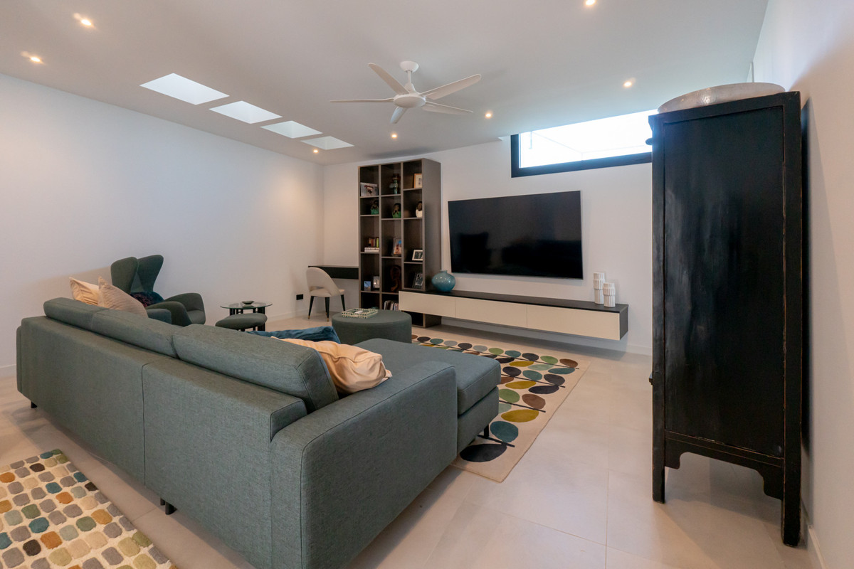 25d20fb93ca76fa527192945a76f7c41 - 23