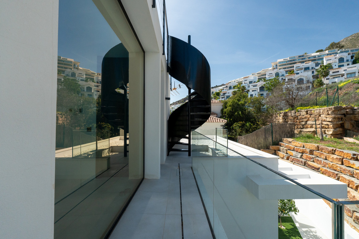 25d20fb93ca76fa527192945a76f7c41 - 41