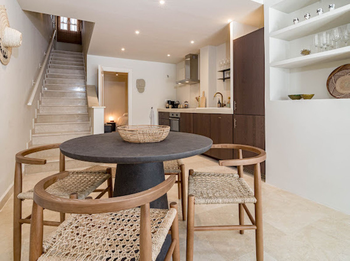 27e3cc0e8677232f0137e4ef464259dc - 18