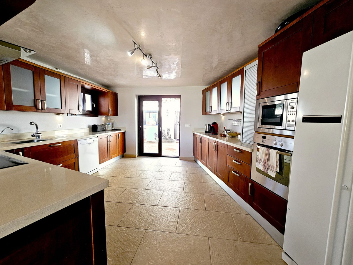 2ccd38b86be520bc9ac4bb15f89feff1 - 12