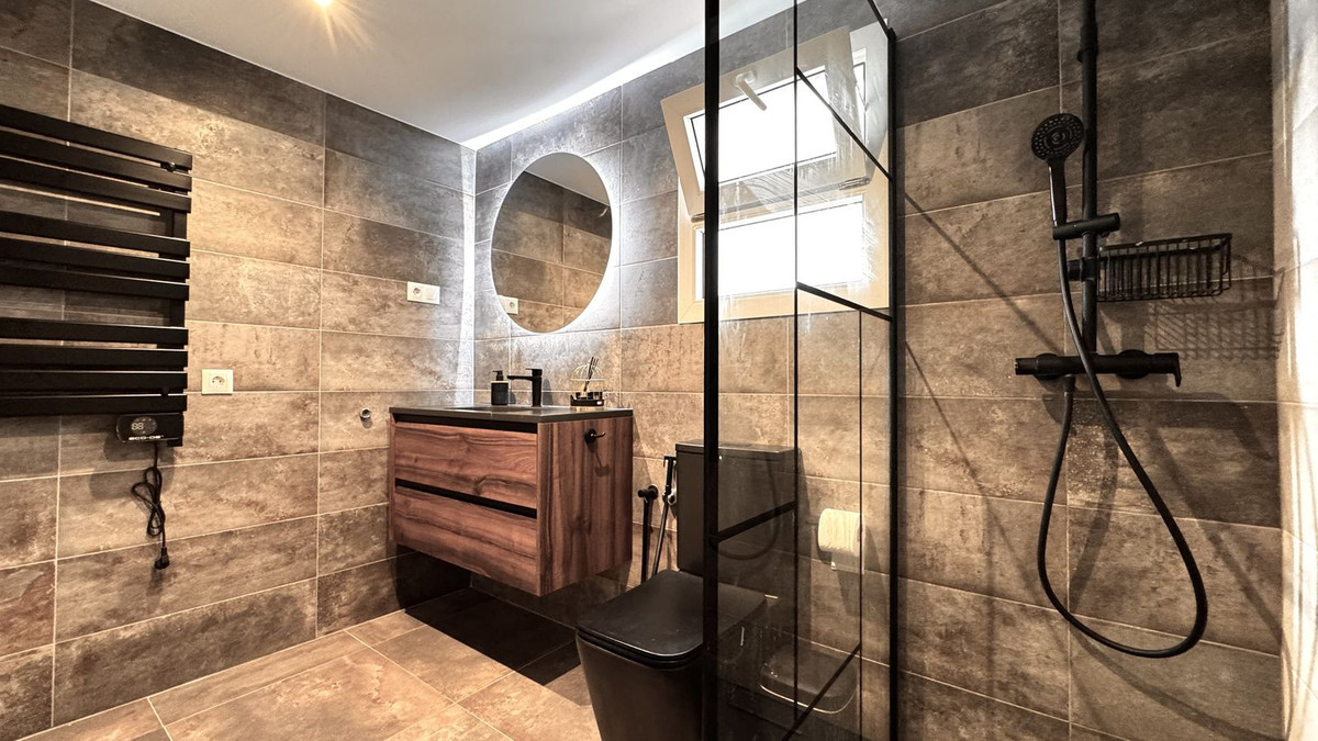 335e8c9b771f051dc787b9e6e781c119 - 16