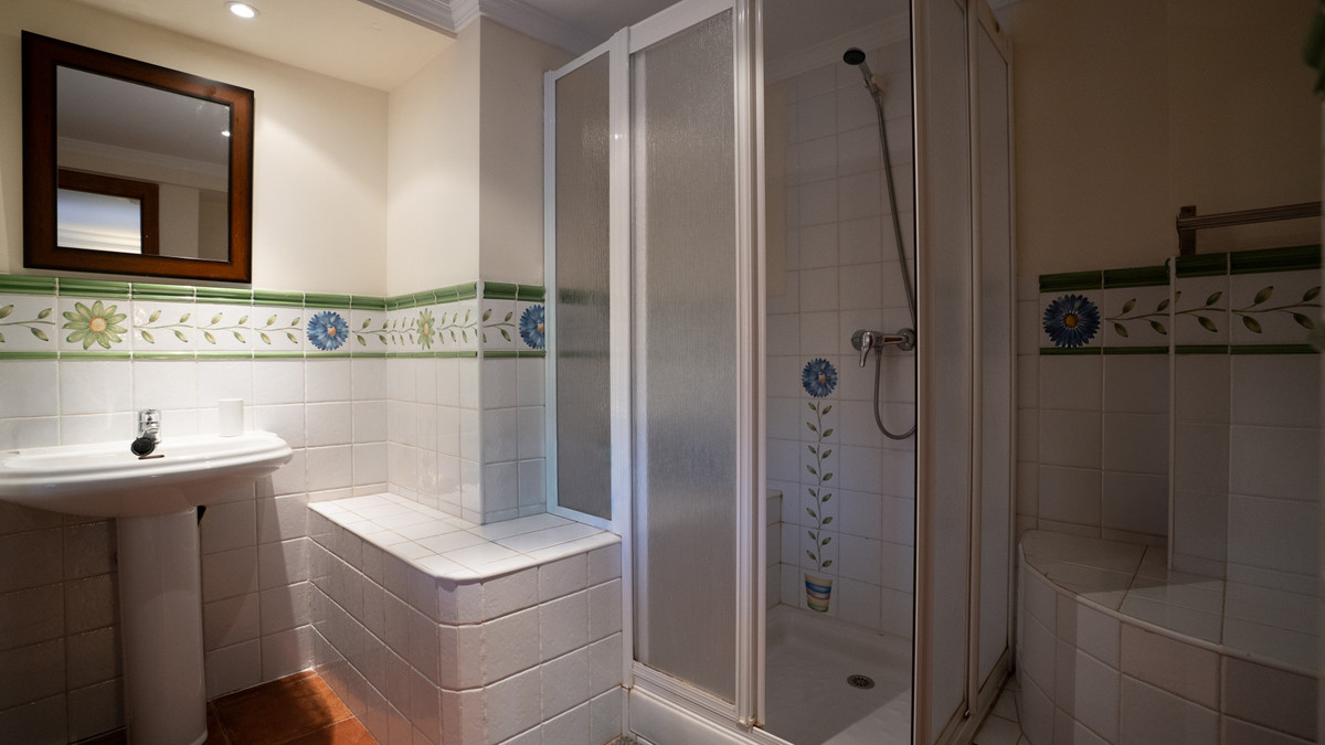 34911dcb077f5e42d8dbb586b351d530 - 30