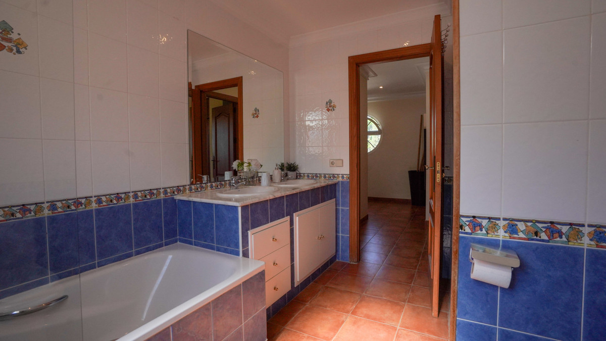 34911dcb077f5e42d8dbb586b351d530 - 31