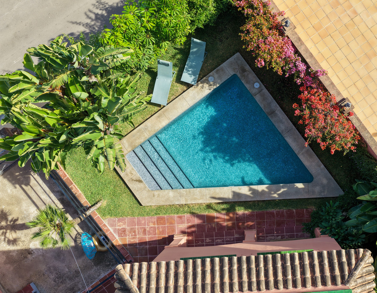 34911dcb077f5e42d8dbb586b351d530 - 39