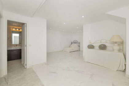 43e2f13b63bd0b95641d90e3ac807dfe - 12