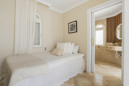 518cee1860febc10e59dcebbb7000dcc - 23