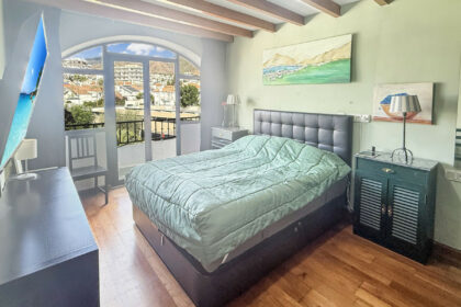 5c7b4b2e86704979e7c1623c1e0d8150 - 10