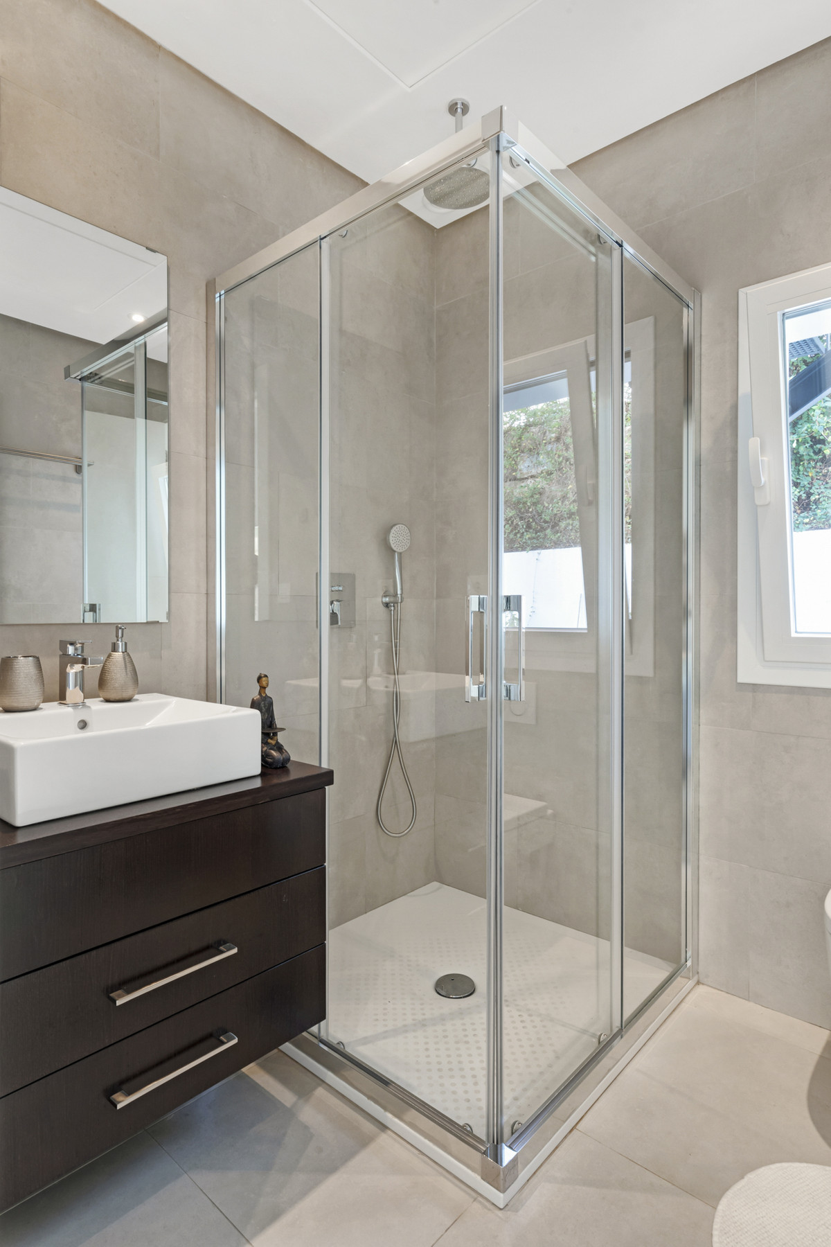 677c92d99cc341ce57b7a6eed78e7c18 - 18