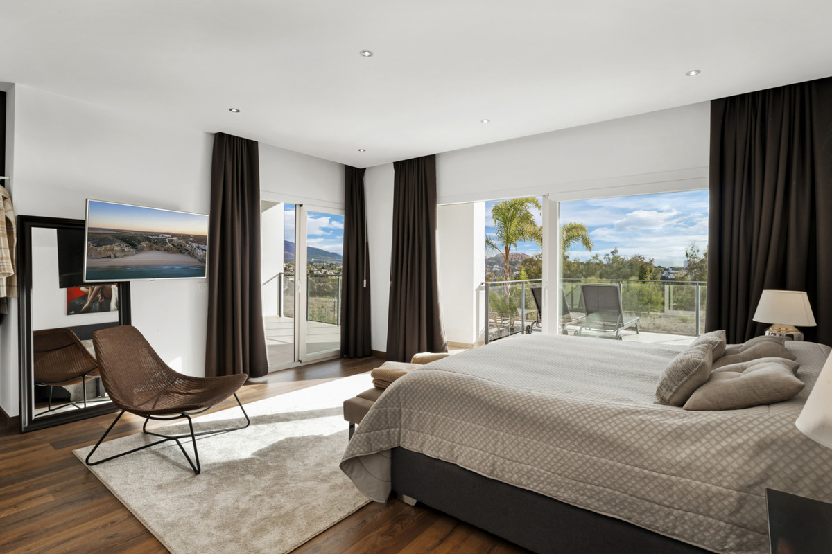 677c92d99cc341ce57b7a6eed78e7c18 - 24